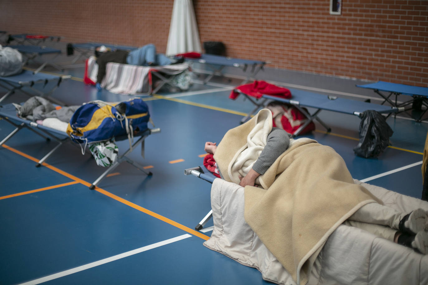 Las estrictas medidas de seguridad impuestas por el Gobierno para frenar el virus obligan a activar alternativas sociales 