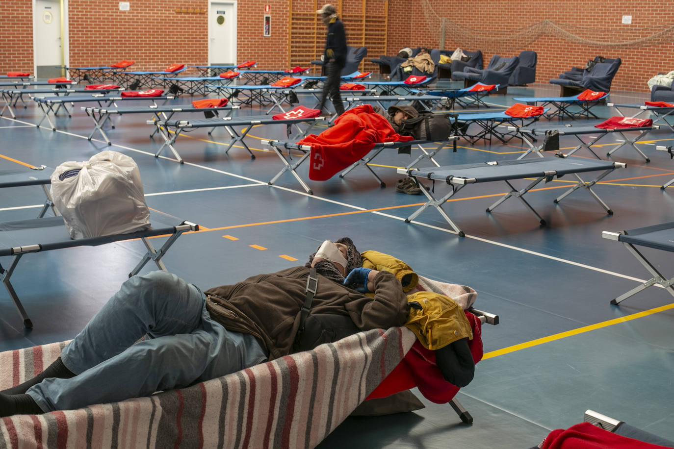 Las estrictas medidas de seguridad impuestas por el Gobierno para frenar el virus obligan a activar alternativas sociales 