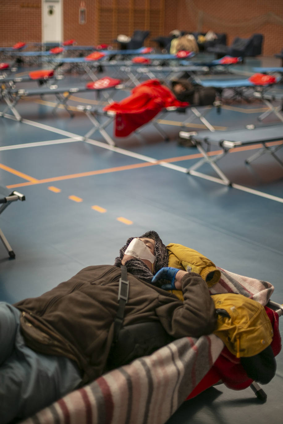 Las estrictas medidas de seguridad impuestas por el Gobierno para frenar el virus obligan a activar alternativas sociales 