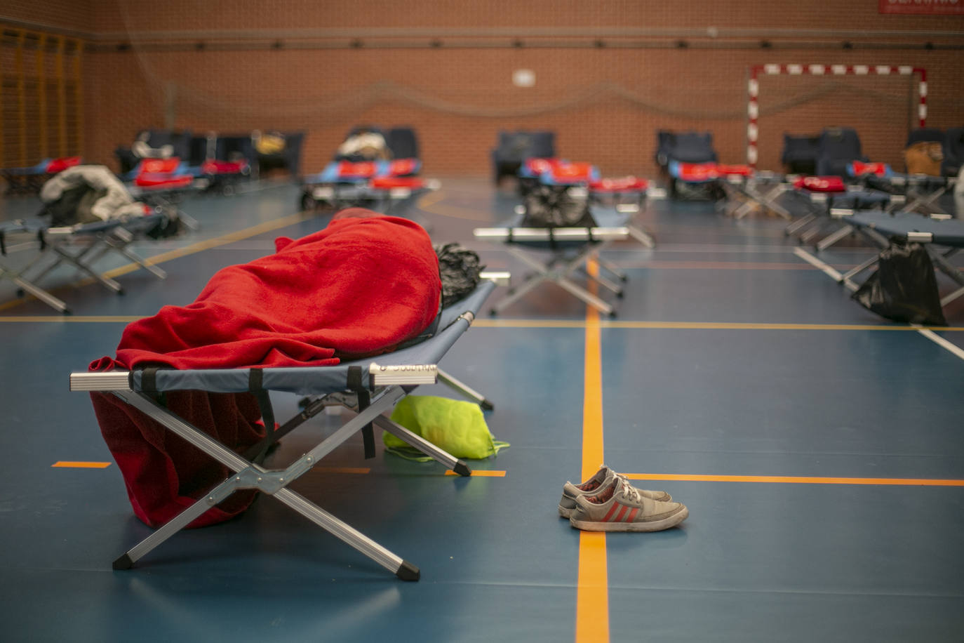 Las estrictas medidas de seguridad impuestas por el Gobierno para frenar el virus obligan a activar alternativas sociales 