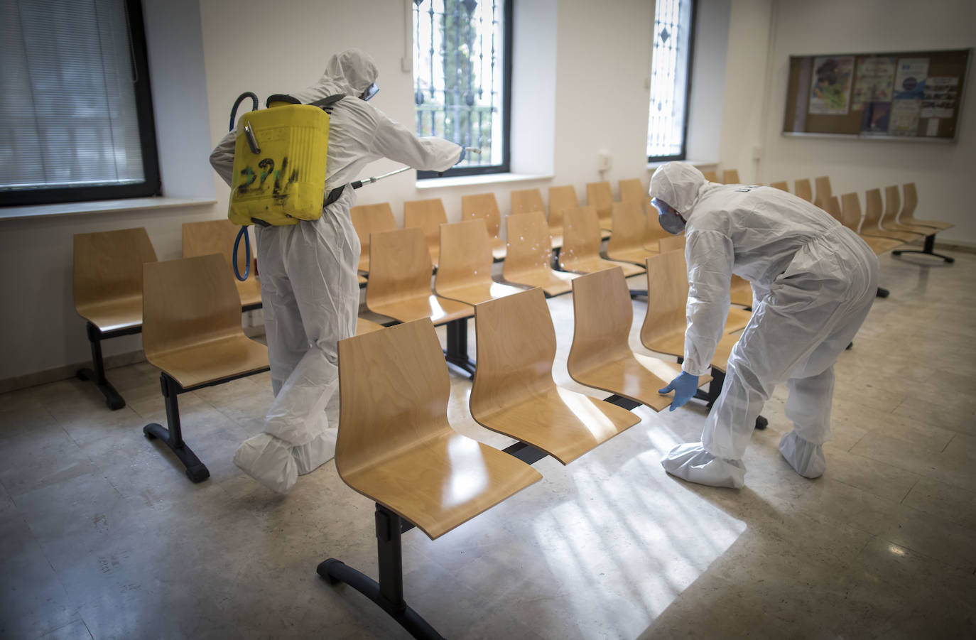 La Unidad Militar de Emergencias está desinfectando zonas como la estación de Renfe e informando a la población.