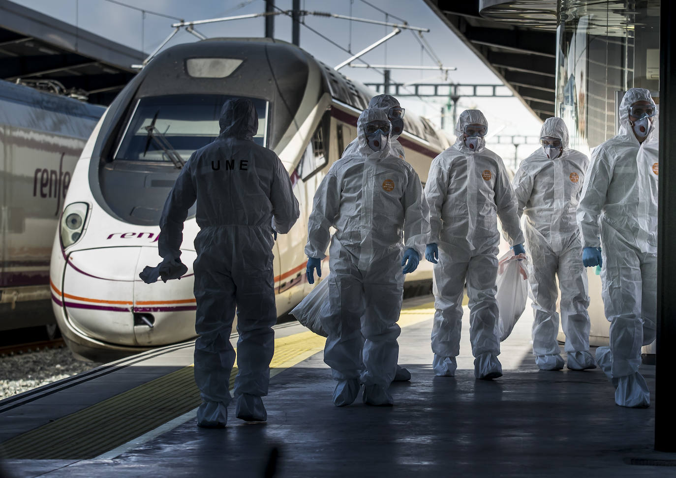 La Unidad Militar de Emergencias está desinfectando zonas como la estación de Renfe e informando a la población.
