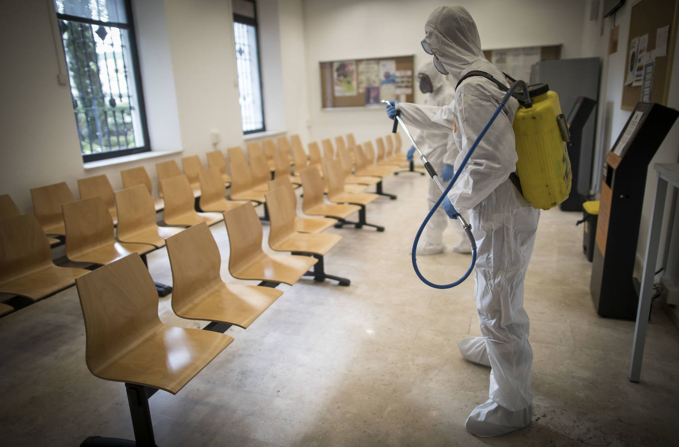 La Unidad Militar de Emergencias está desinfectando zonas como la estación de Renfe e informando a la población.