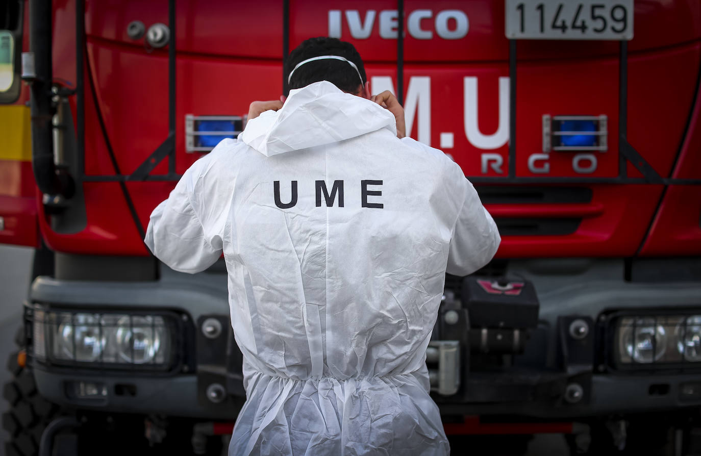 La Unidad Militar de Emergencias está desinfectando zonas como la estación de Renfe e informando a la población.