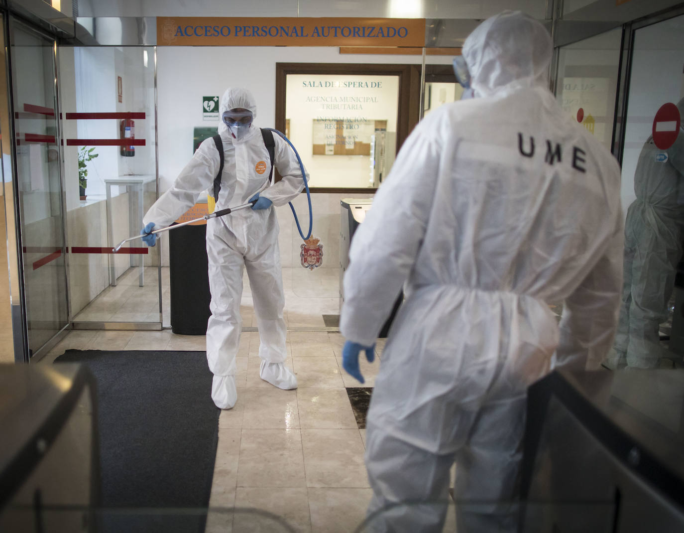 La Unidad Militar de Emergencias está desinfectando zonas como la estación de Renfe e informando a la población.