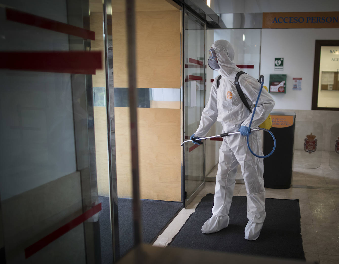 La Unidad Militar de Emergencias está desinfectando zonas como la estación de Renfe e informando a la población.