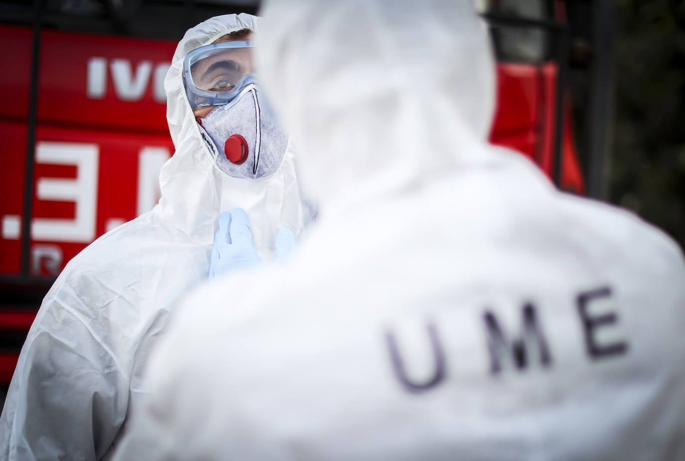 La Unidad Militar de Emergencias está desinfectando zonas como la estación de Renfe e informando a la población.