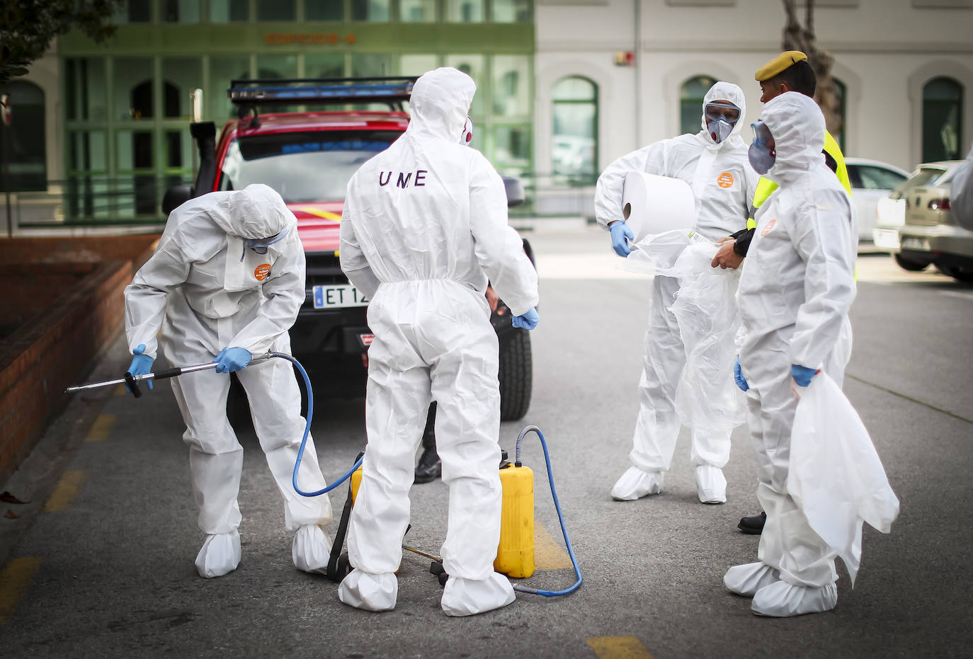 La Unidad Militar de Emergencias está desinfectando zonas como la estación de Renfe e informando a la población.