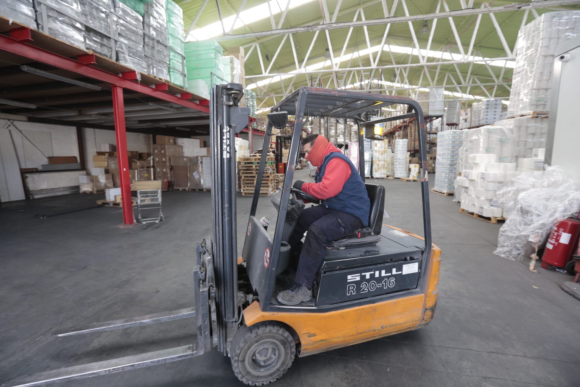 La Unidad Militar de Emergencias está desinfectando zonas como la estación de Renfe e informando a la población.