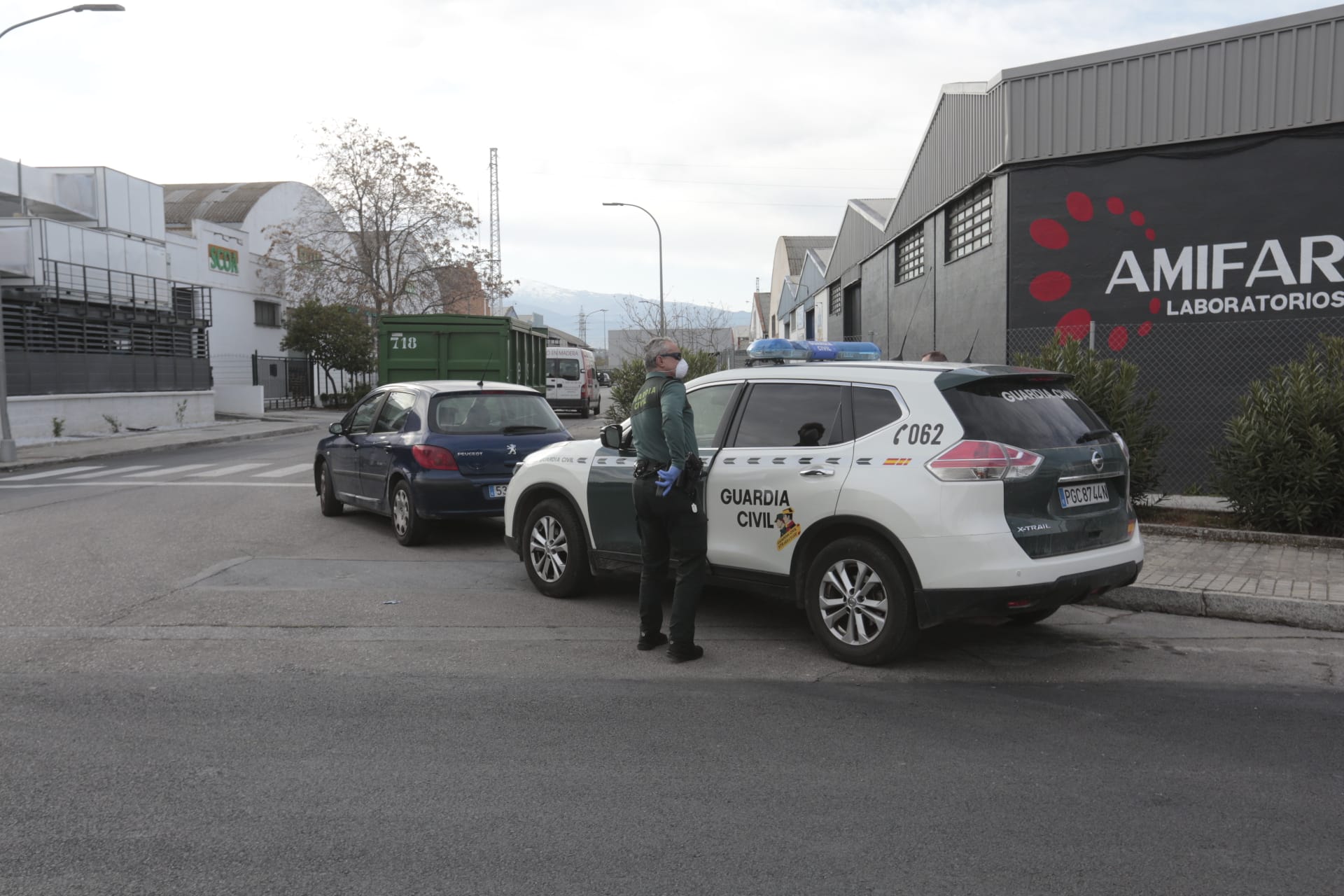 La Unidad Militar de Emergencias está desinfectando zonas como la estación de Renfe e informando a la población.