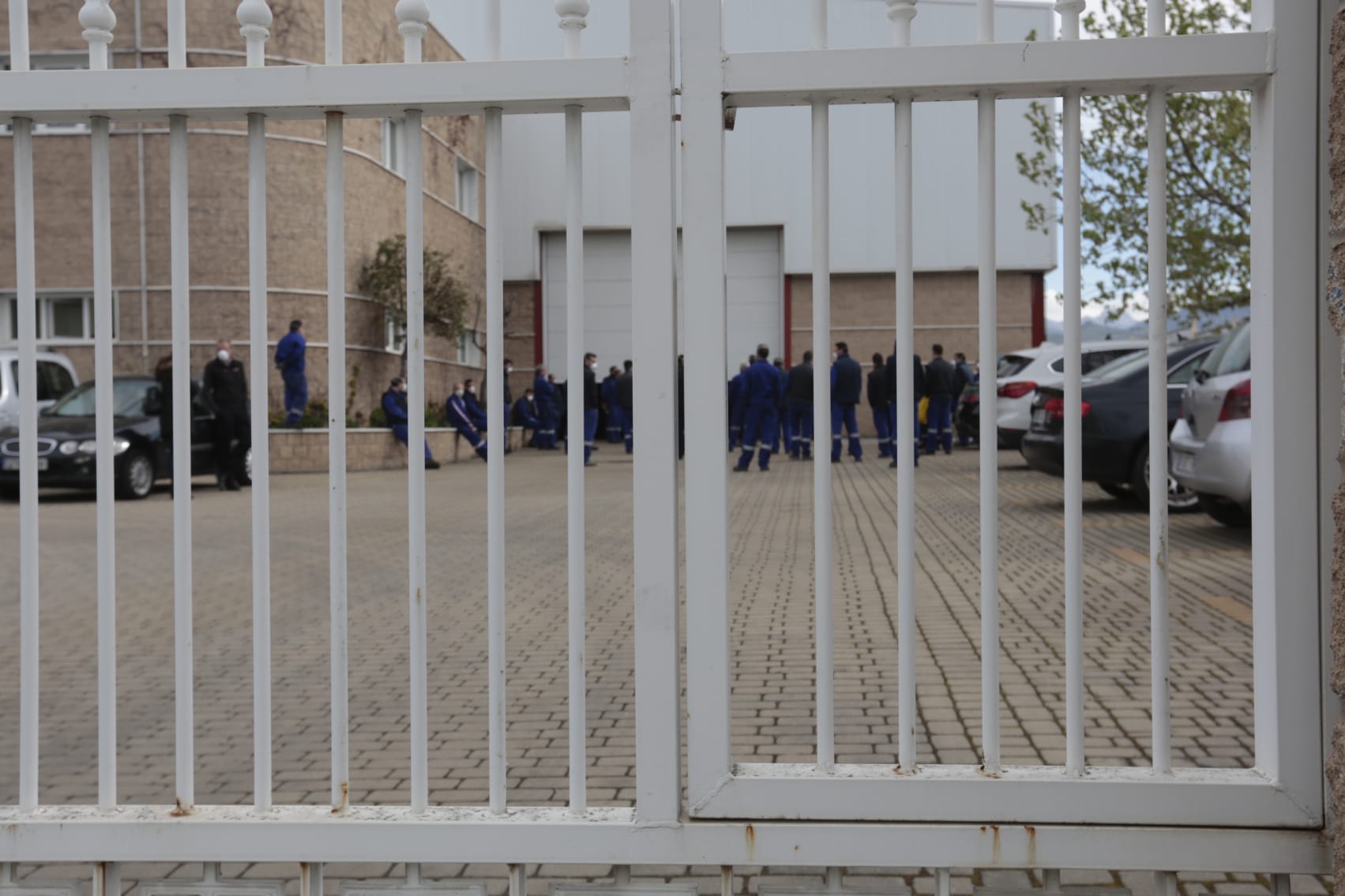 La Unidad Militar de Emergencias está desinfectando zonas como la estación de Renfe e informando a la población.