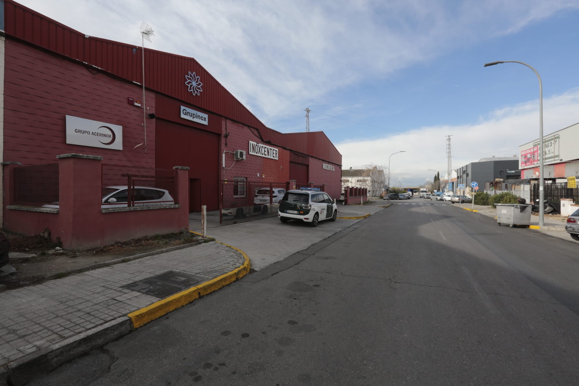 La Unidad Militar de Emergencias está desinfectando zonas como la estación de Renfe e informando a la población.