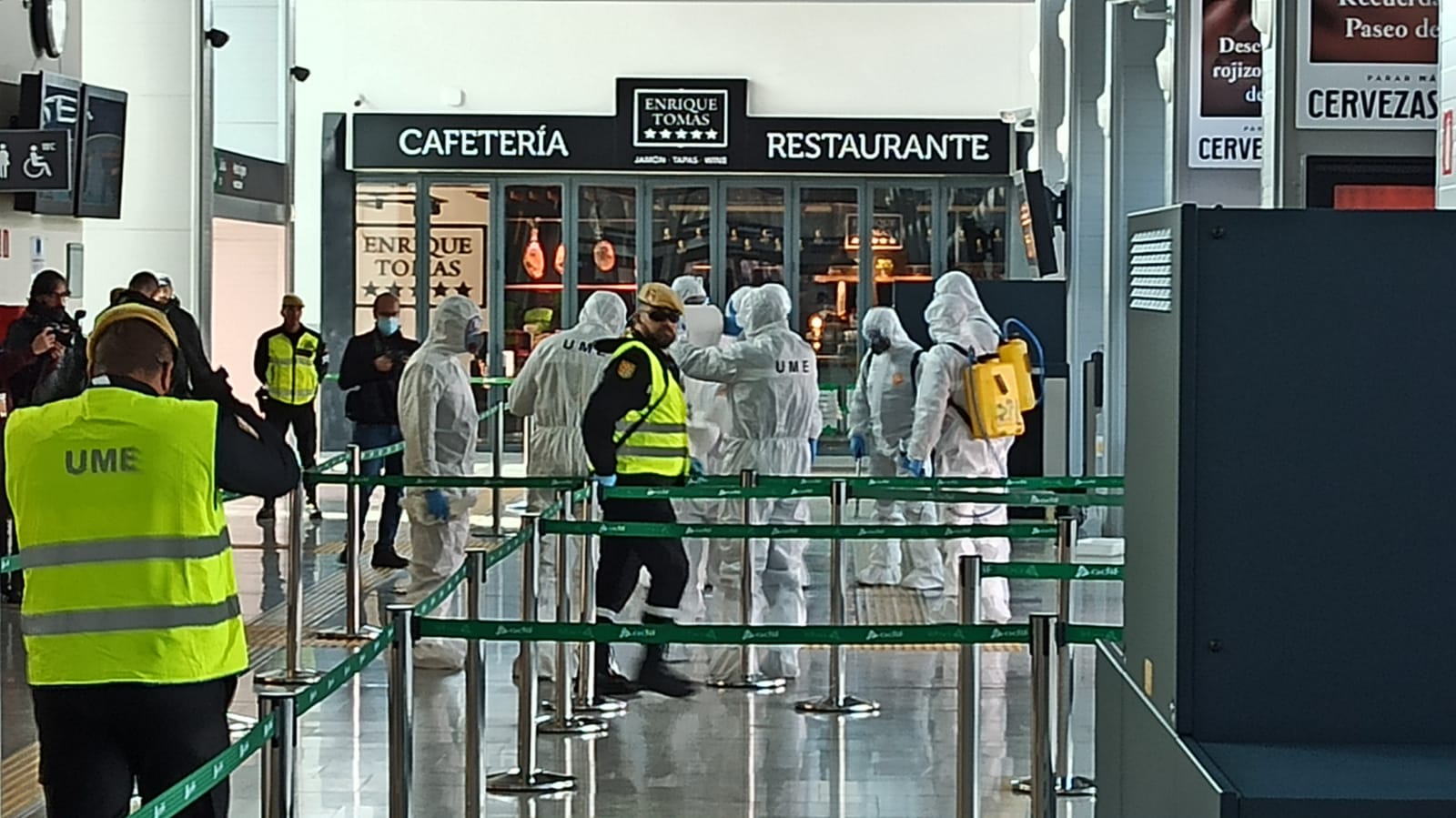 La Unidad Militar de Emergencias está desinfectando zonas como la estación de Renfe e informando a la población.