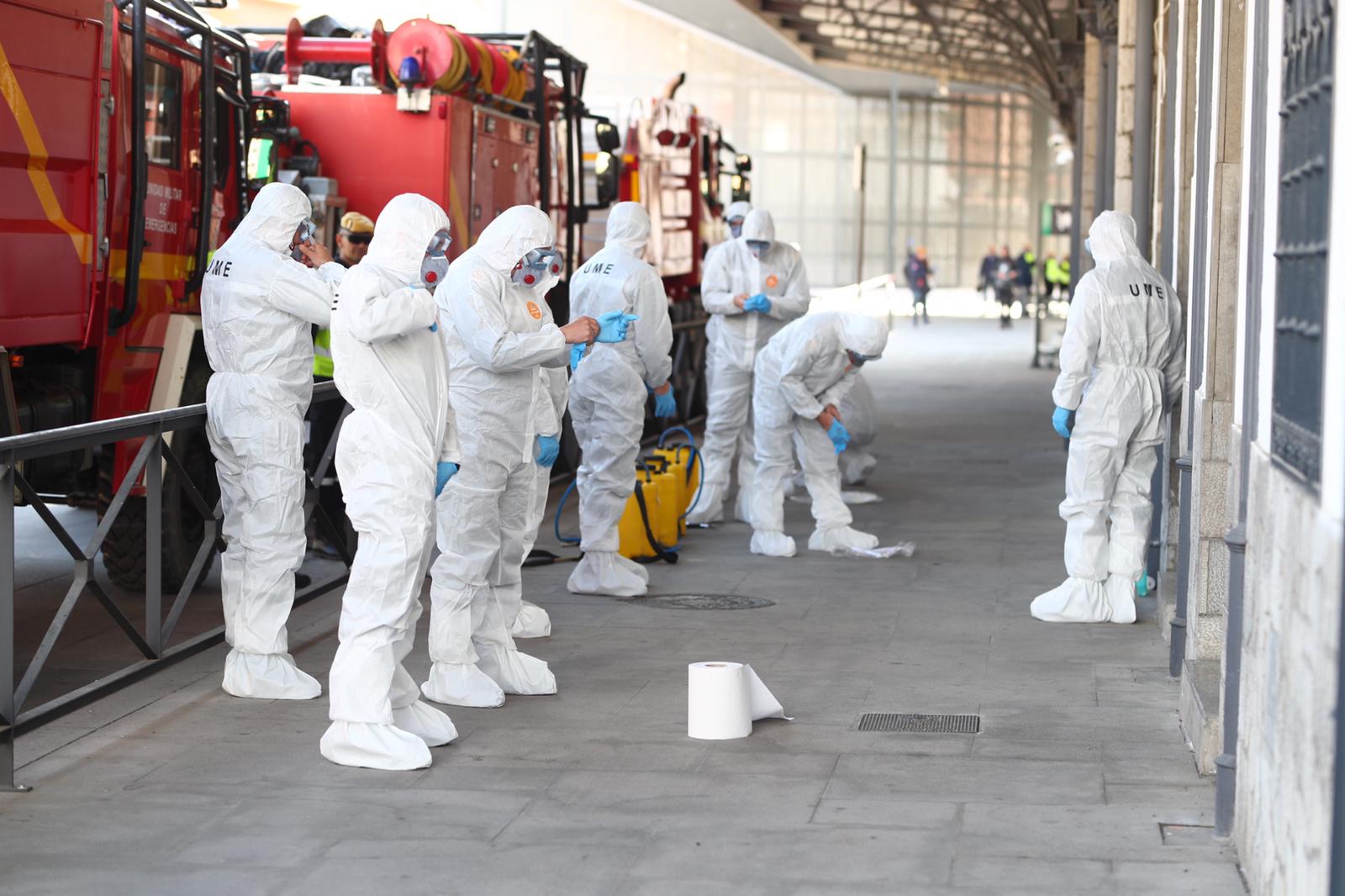 La Unidad Militar de Emergencias está desinfectando zonas como la estación de Renfe e informando a la población.