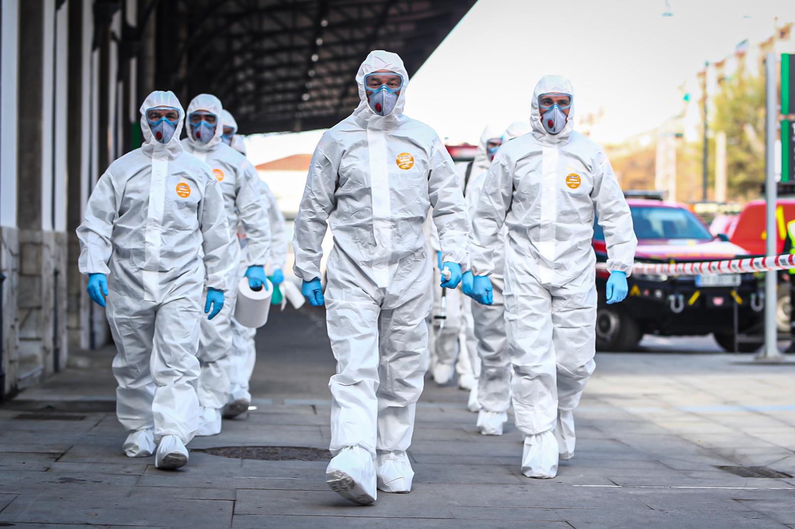 La Unidad Militar de Emergencias está desinfectando zonas como la estación de Renfe e informando a la población.