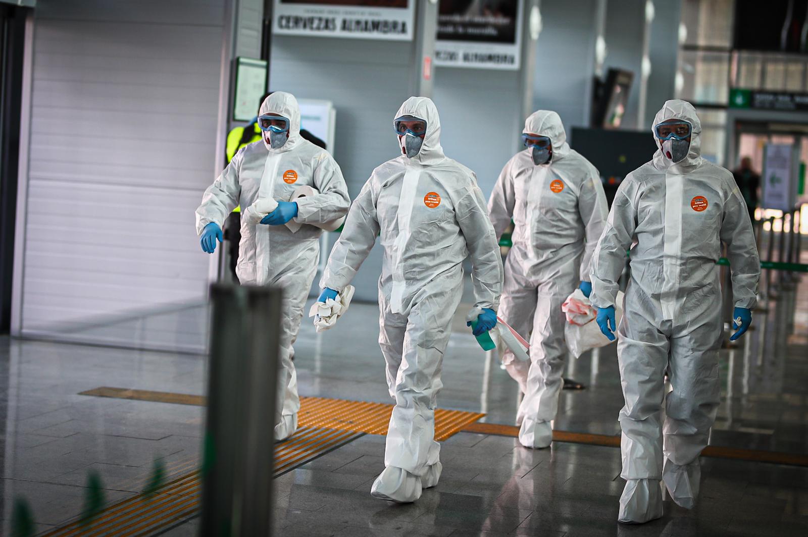 La Unidad Militar de Emergencias está desinfectando zonas como la estación de Renfe e informando a la población.