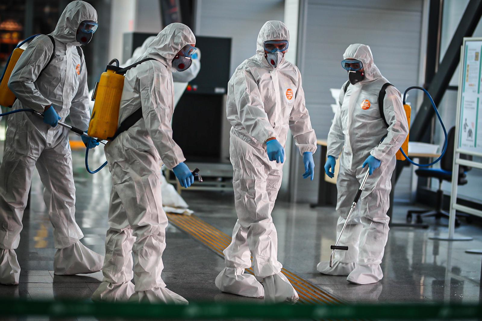 La Unidad Militar de Emergencias está desinfectando zonas como la estación de Renfe e informando a la población.