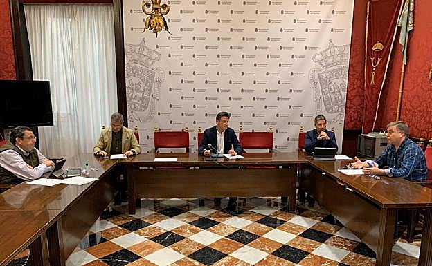 El alcalde de Granada en un encuentro con los concejales. 