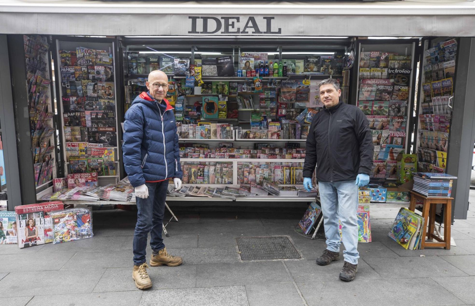 Pablo Dorador (derecha) y su empleado Fernando López, en su quiosco entre Recogidas y la Redonda.