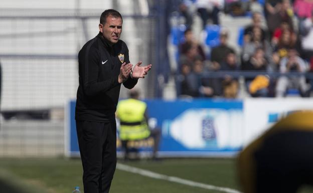 Esteban Navarro dejó el banquillo de la UDA B para formar parte del organigrama técnico. 