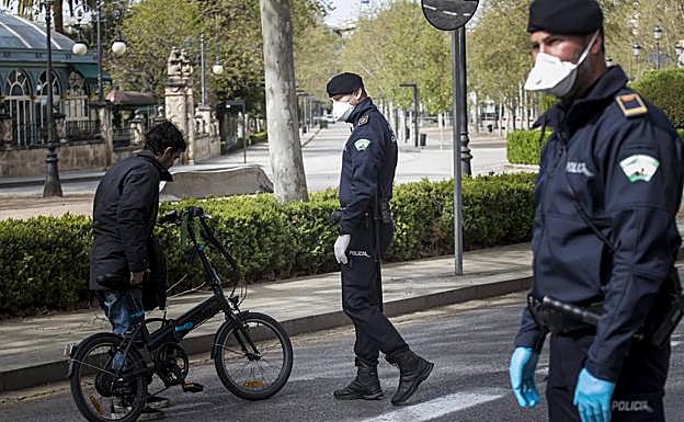 Imagen principal - Estado de alarma por el coronavirus en Granada | Así patrulla la Policía Local en la cuarentena
