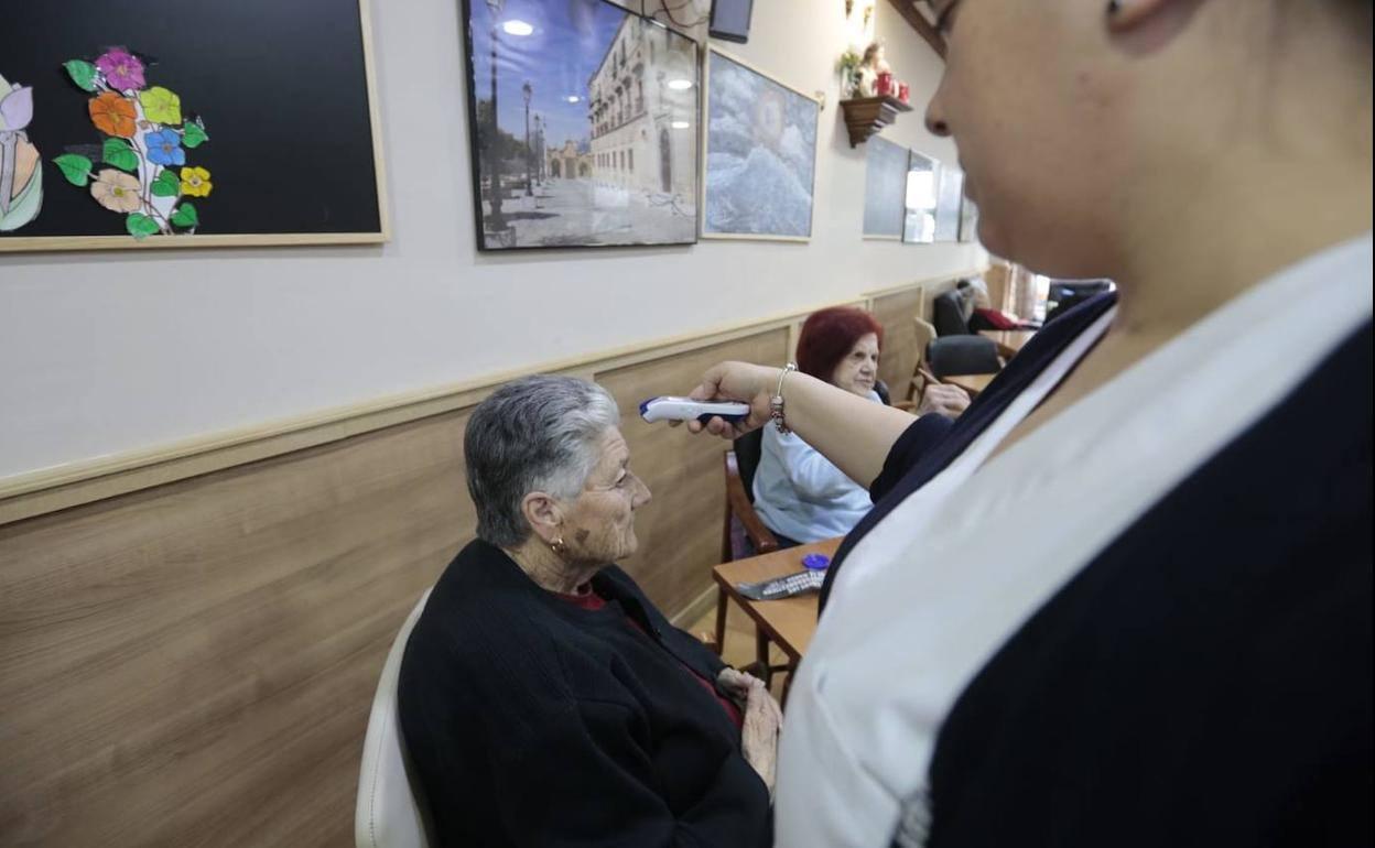 Crisis del coronavirus en Andalucía Trabajadores de residencias de mayores gestionadas por la Crisis del coronavirus en Andalucía Trabajadores de residencias de mayores gestionadas por la