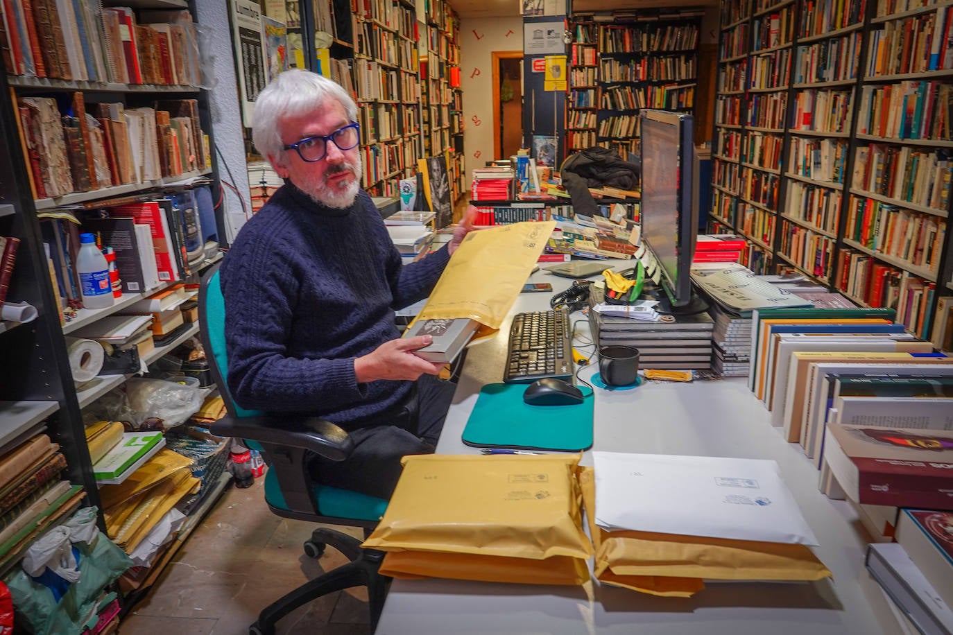 Javier en su librería, cerrada al público, sacia nuestra sed de lectura a través del comercio electrónico.