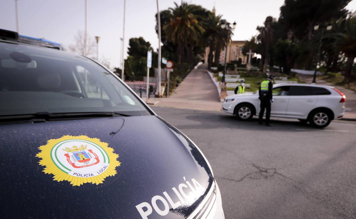 Estado de alarma por el coronavirus en Granada | La Policía disuelve una reunión multitudinaria en Motril