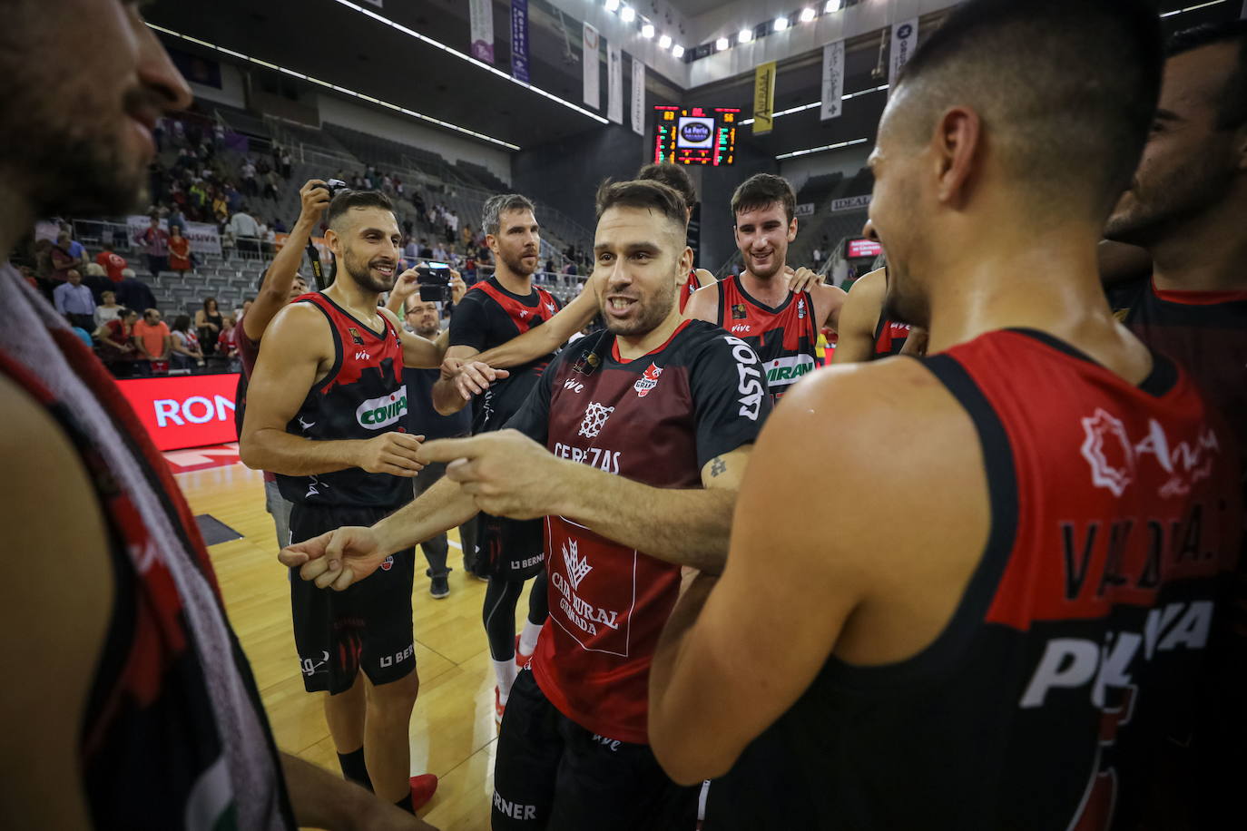Los jugadores del Covirán festejan una victoria conquistada este curso en el Palacio. 