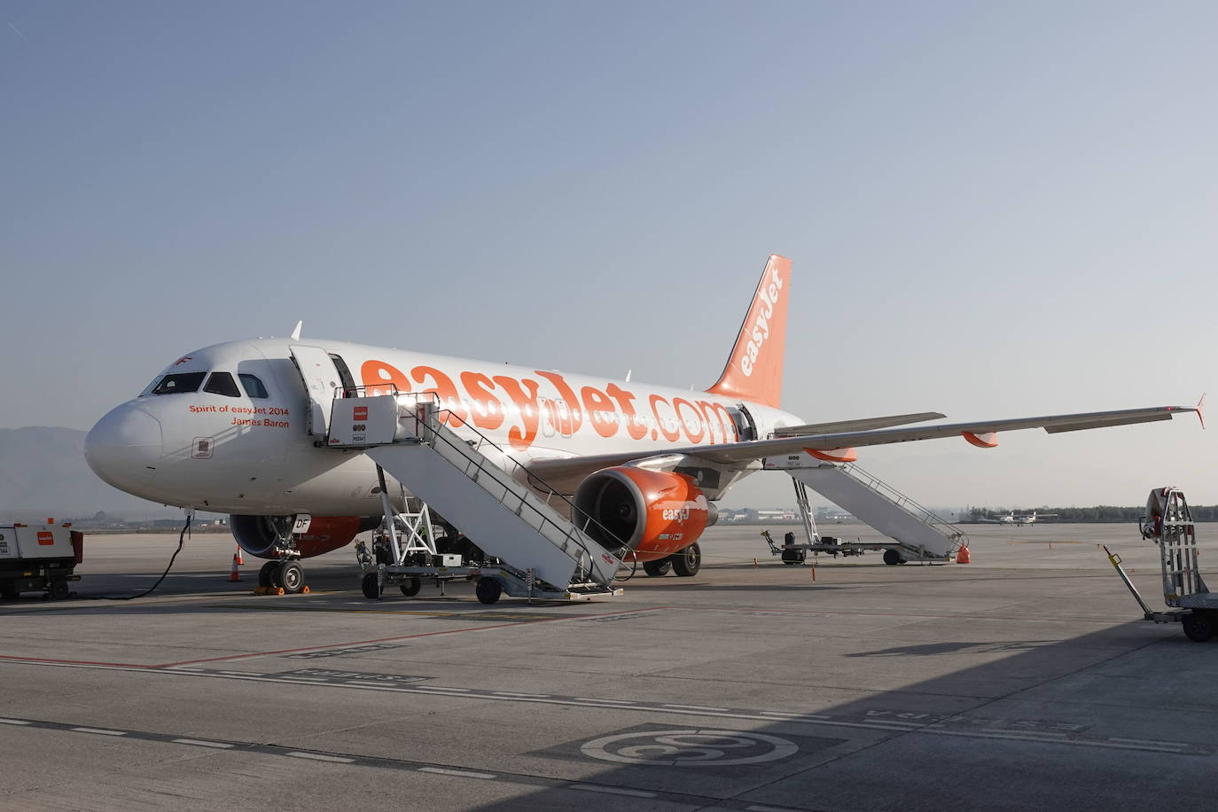 Imagen de un avión en el aeropuerto de Granada, antes de la crisis del coronavirus. 