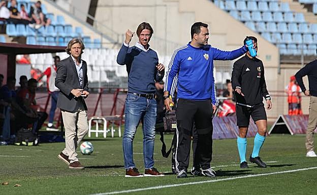 Diego Portugal, médico de la UD Almería, en un partido junto con José María Gutiérrez. 