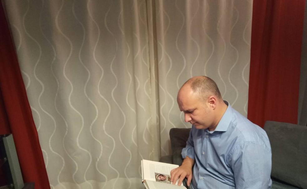 Manuel Amador disfruta de la lectura en casa.