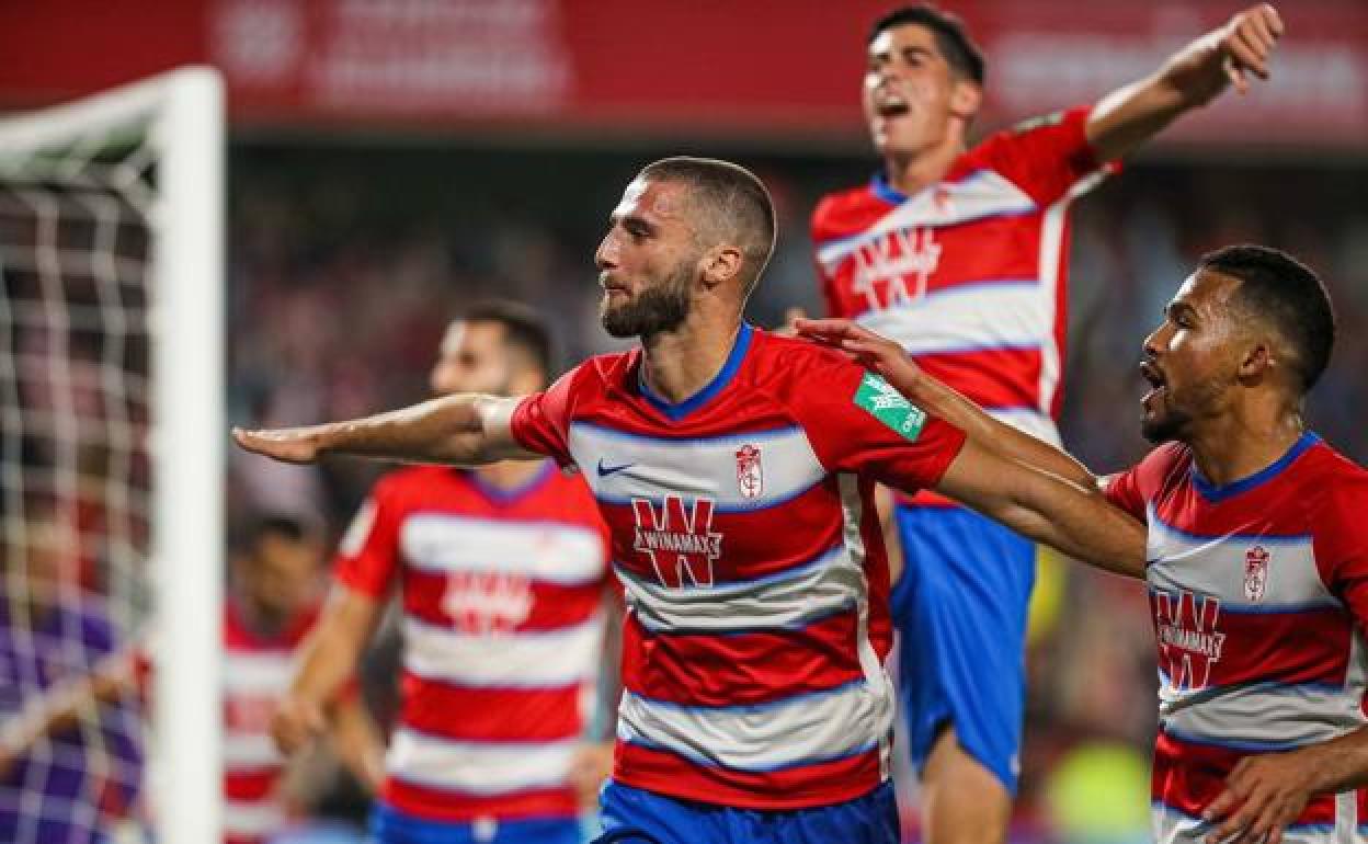 Domingos Duarte, en el centro de la imagen, celebra junto a sus compañeros el gol que marcó a Osasuna en Los Cármenes. 