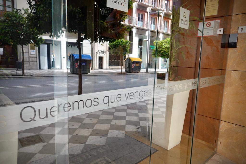 Más mascarillas en la poca gente que circula por las calles de la ciudad