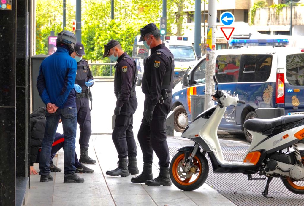 Más mascarillas en la poca gente que circula por las calles de la ciudad