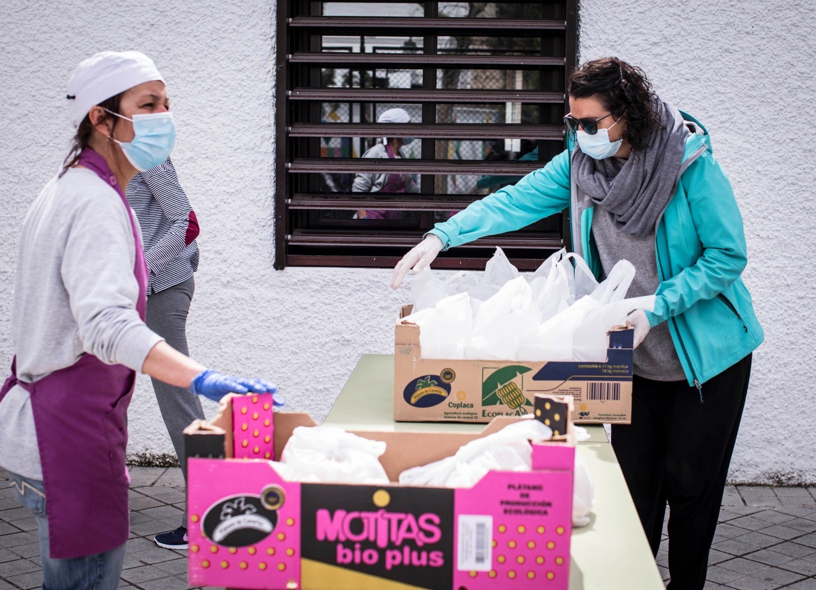 Más mascarillas en la poca gente que circula por las calles de la ciudad