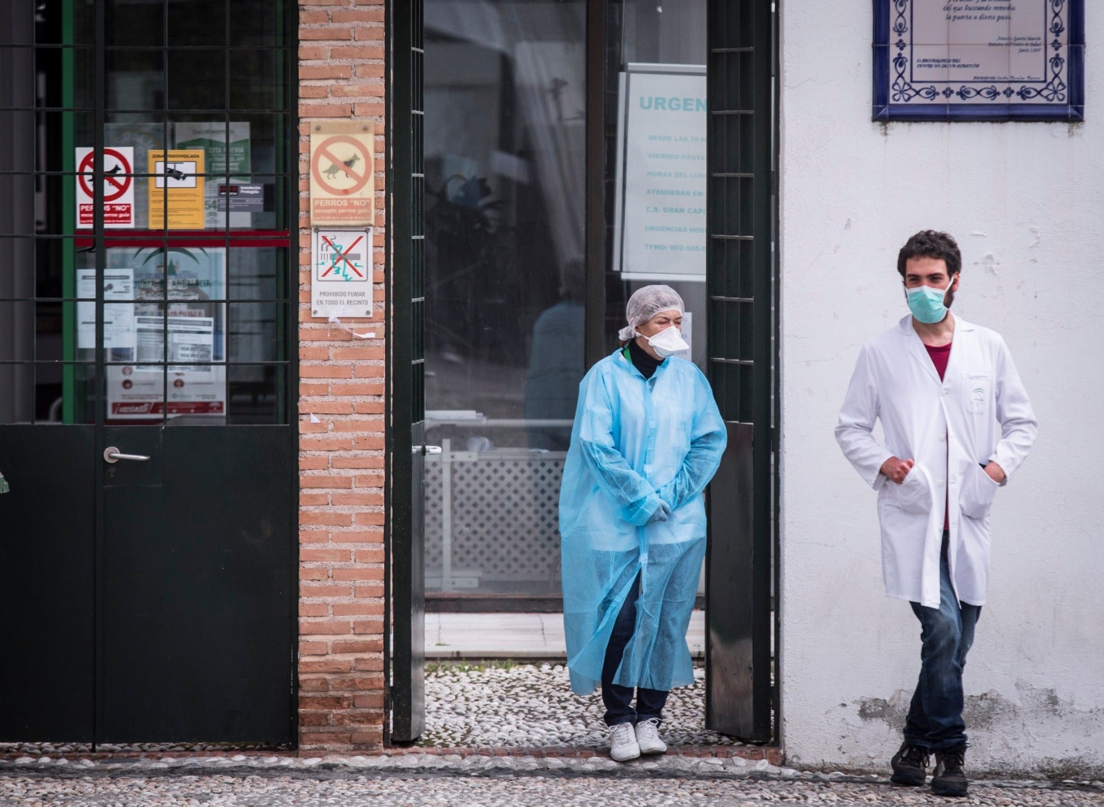 Más mascarillas en la poca gente que circula por las calles de la ciudad