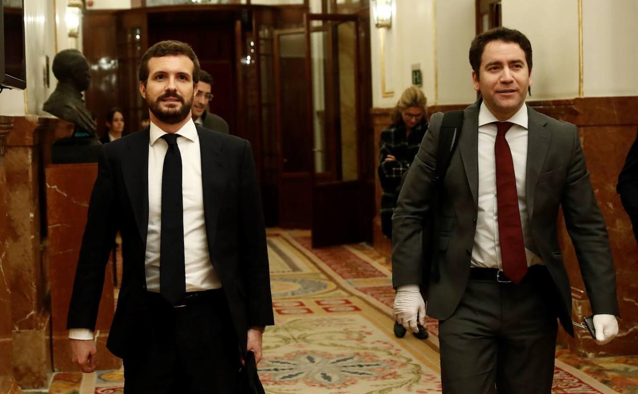 Casado y García Egea, este miércoles, en los pasillos del Congreso. 