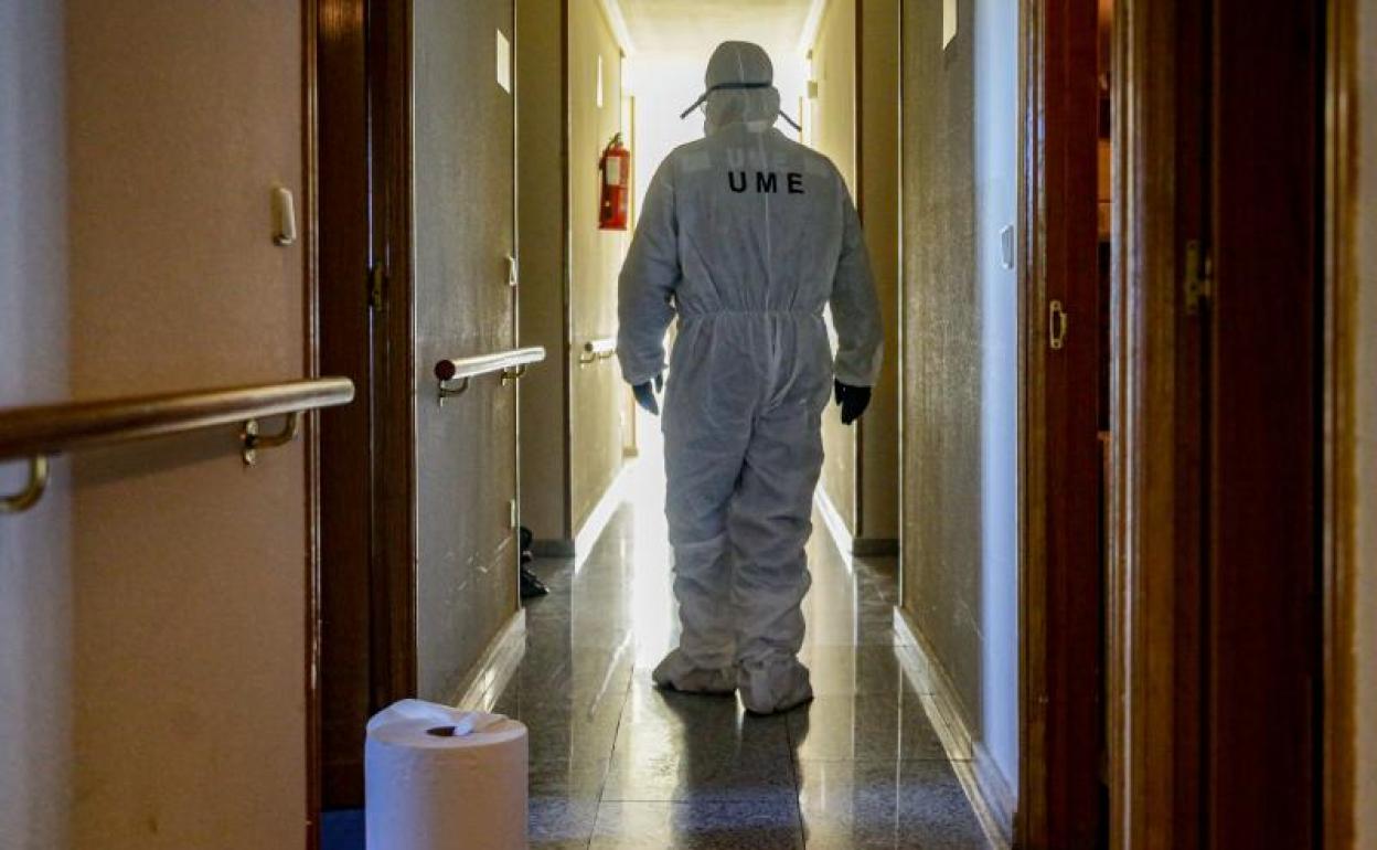 Un militar de la UME entra a desinfectar en la Residencia de Mayores San Carlos del Bosque ubicada en Villaviciosa de Odón (Madrid). 