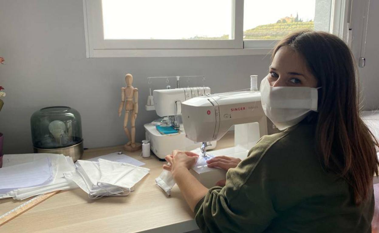 Una de las costureras voluntarias que está haciendo mascarillas para los sanitarios.