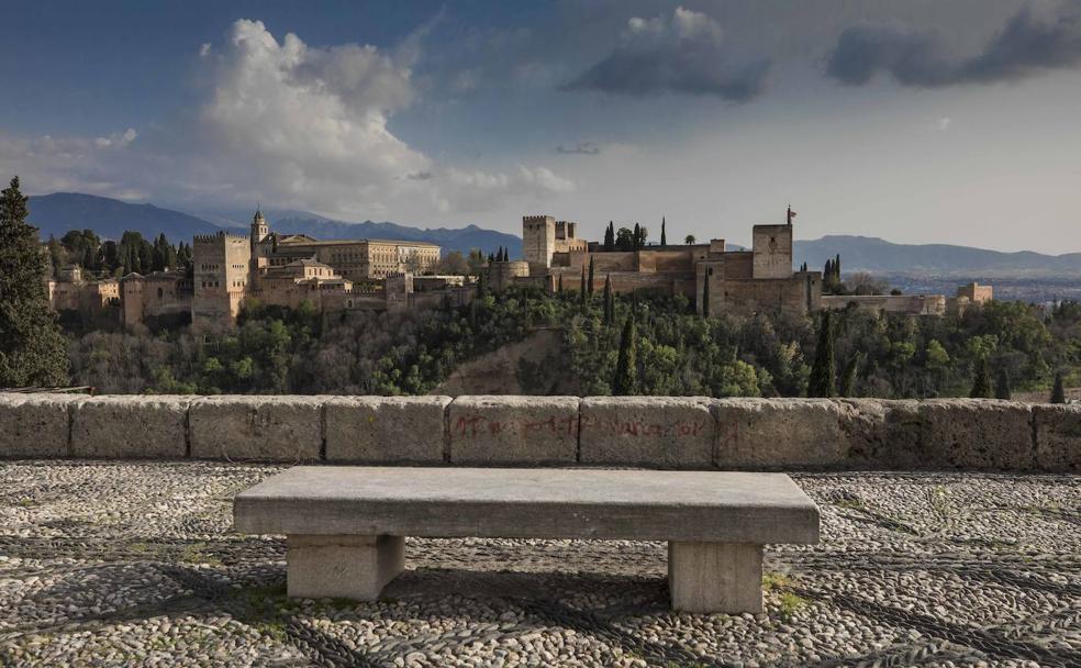 iento. El banco más solicitado del mirador de San Nicolás, aislado de turistas y visitantes, ante las imponentes y silenciosas vistas de La Alhambra. 