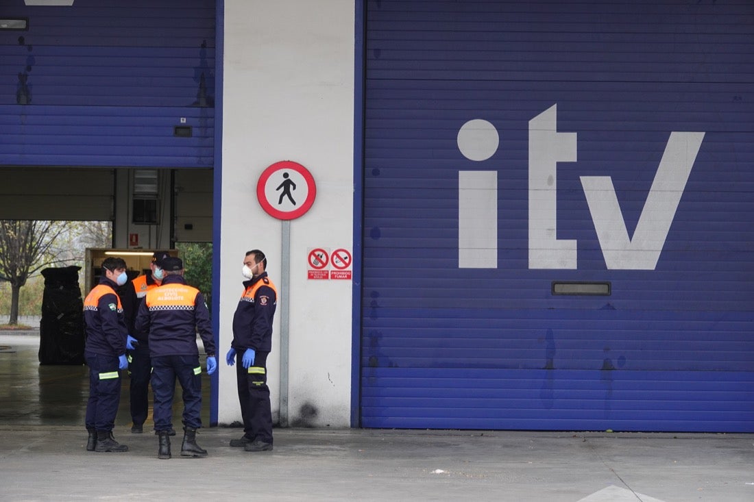 Continúa el estado de alarma en la ciudad y las calles desérticas se mezclan con sanitarios y Cuerpos y Ferzas de Seguridad del Estado