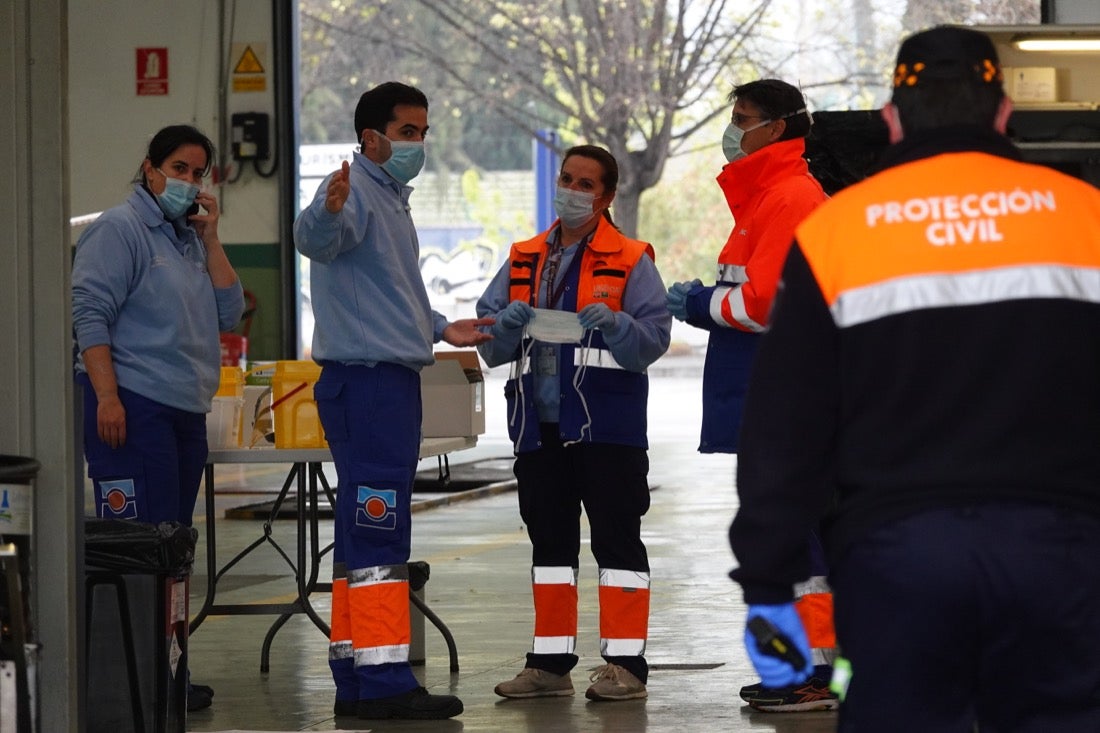 Continúa el estado de alarma en la ciudad y las calles desérticas se mezclan con sanitarios y Cuerpos y Ferzas de Seguridad del Estado