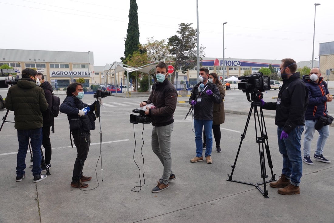 Continúa el estado de alarma en la ciudad y las calles desérticas se mezclan con sanitarios y Cuerpos y Ferzas de Seguridad del Estado