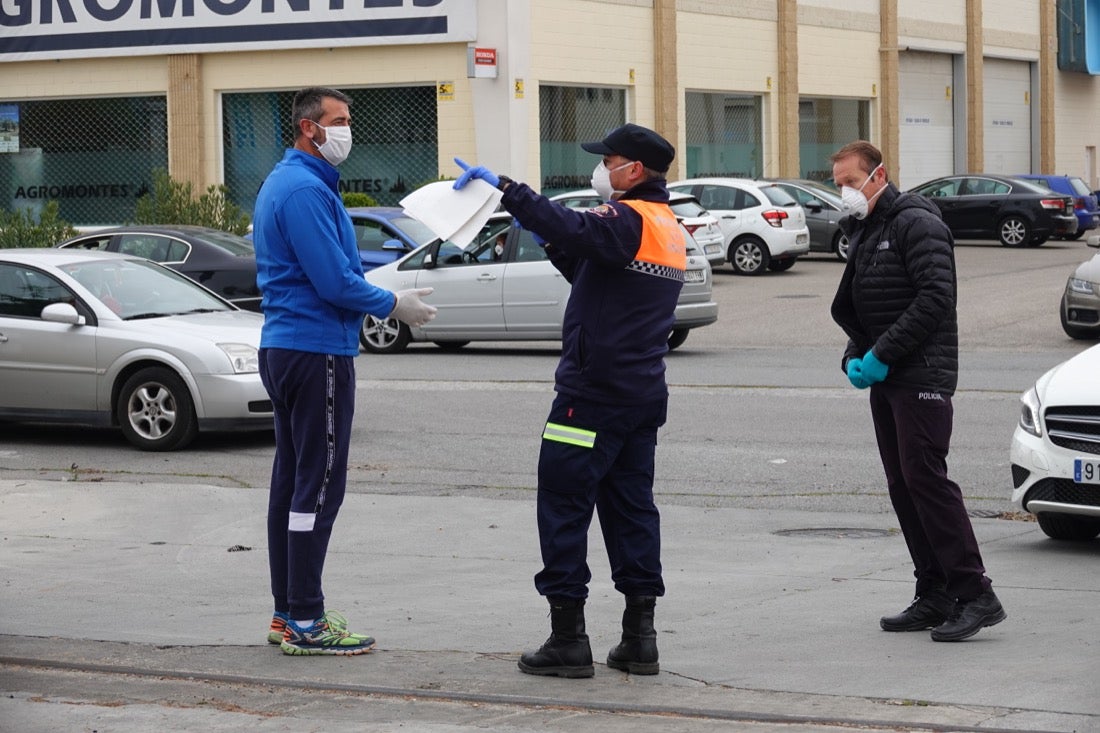 Continúa el estado de alarma en la ciudad y las calles desérticas se mezclan con sanitarios y Cuerpos y Ferzas de Seguridad del Estado