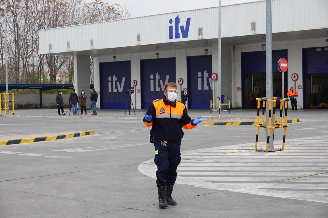 Continúa el estado de alarma en la ciudad y las calles desérticas se mezclan con sanitarios y Cuerpos y Ferzas de Seguridad del Estado