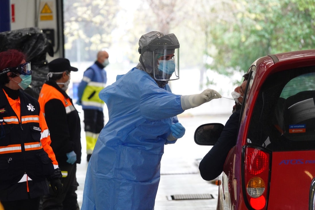 Continúa el estado de alarma en la ciudad y las calles desérticas se mezclan con sanitarios y Cuerpos y Ferzas de Seguridad del Estado