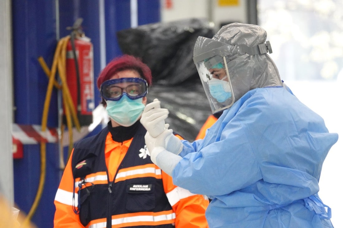 Continúa el estado de alarma en la ciudad y las calles desérticas se mezclan con sanitarios y Cuerpos y Ferzas de Seguridad del Estado