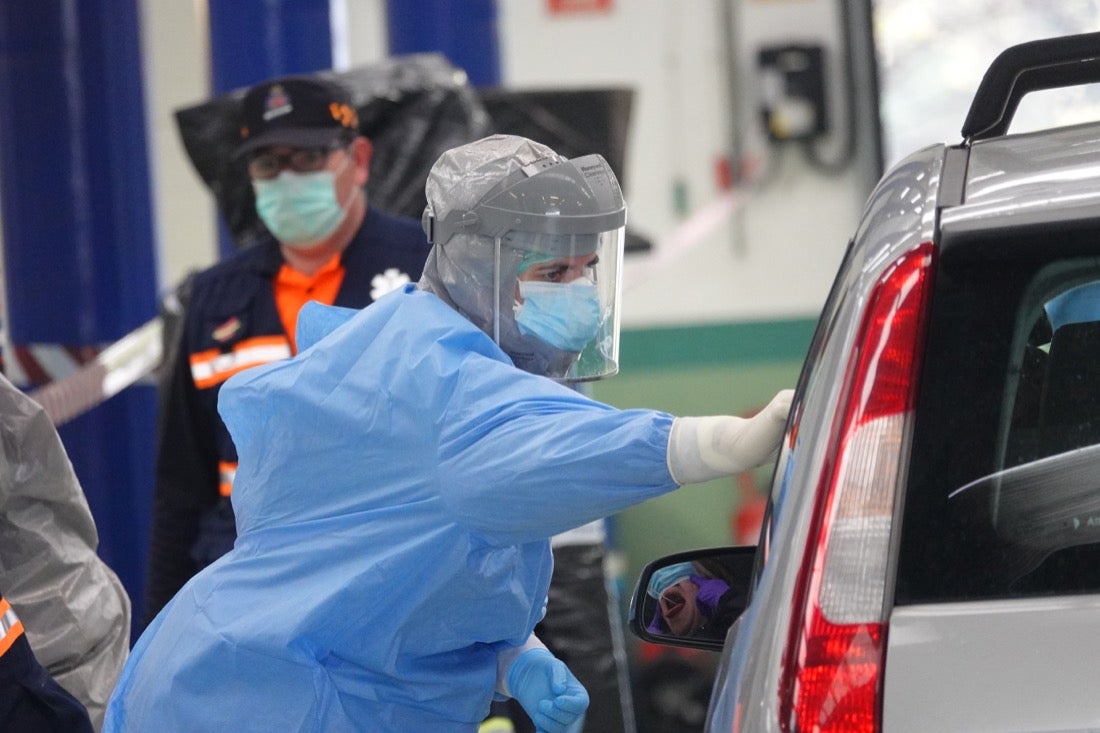 Continúa el estado de alarma en la ciudad y las calles desérticas se mezclan con sanitarios y Cuerpos y Ferzas de Seguridad del Estado
