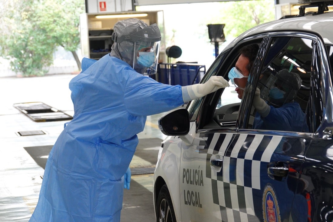 Continúa el estado de alarma en la ciudad y las calles desérticas se mezclan con sanitarios y Cuerpos y Ferzas de Seguridad del Estado